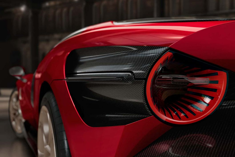 Bất kể dùng loại động cơ nào, 33 Stradale vẫn có khả năng tăng tốc từ 0-100km/h trong vòng chưa đầy 3 giây và đạt tốc độ tối đa 333km/h. Sức mạnh dừng của nó được cung cấp bởi đĩa gốm carbon Brembo và thiết lập phanh kích hoạt điện tử, trong khi hệ thống treo bao gồm cấu hình tay đòn kép với bộ giảm chấn chủ động và hệ thống nâng trục trước.