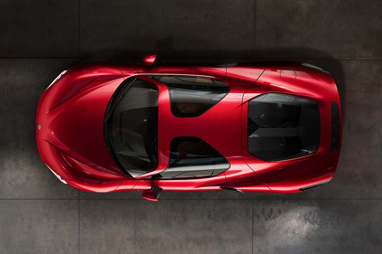 Di chuyển ra phía sau, Alfa Romeo 33 Stradale 2024 gây ấn ượng với cụm đèn hậu dạng tròn cỡ lớn kết hợp với họa tiết chữ V, tạo nên một tổng thể vừa cổ điển nhưng cũng không kém phần hiện đại. Cuối cùng là khuếch tán gió bằng sợi carbon và cụm ống xả thể thao dạng kép.