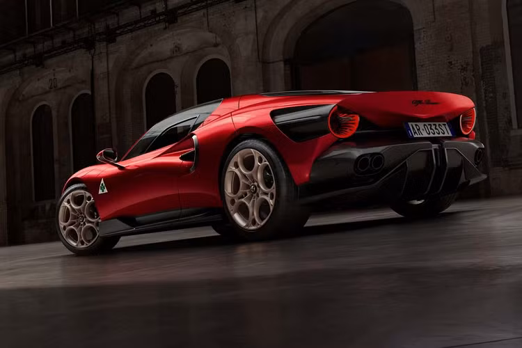 Cùng với đội ngũ dự án đặc biệt Bottega của Alfa Romeo, chủ sở hữu có thể cá nhân hóa Alfa Romeo 33 Stradale theo sở thích, do đó rất khó để có 2 chiếc xe nào hoàn toàn giống nhau và chúng sẽ là một "tác phẩm nghệ thuật độc đáo và không thể lặp lại".