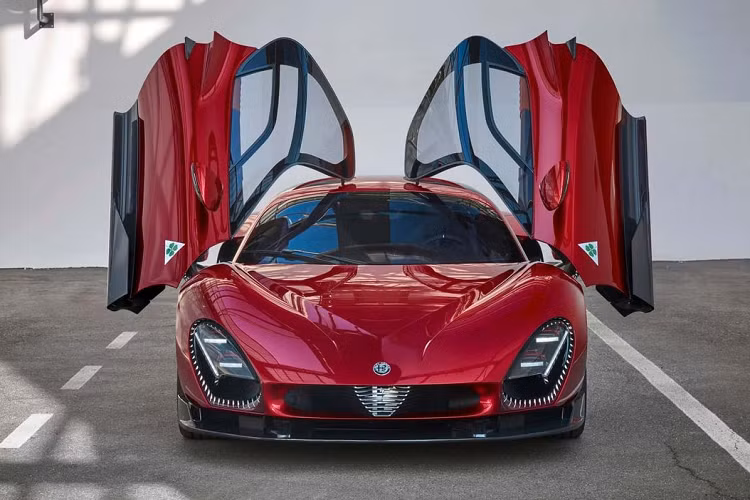 Theo tìm hiểu, phần thân tân hoài cổ của chiếc siêu xe triệu đô được chế tạo thủ công bởi những người thợ tại hãng chế tác coachbuild Carrozzeria Touring Superleggera. Ngoài ra, Alfa Romeo 33 Stradale 2024 còn được trang bị cửa cánh bướm, khung cửa sổ được làm từ sợi carbon, trong khi kính phía sau được chế tạo từ vật liệu polycarbonate siêu nhẹ.