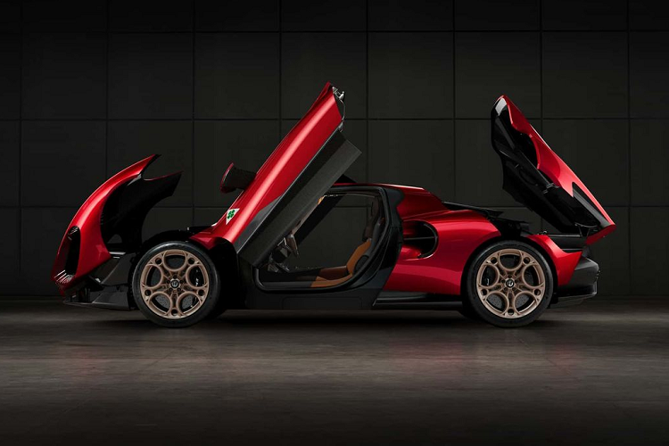 Bên trong cabin, Alfa Romeo 33 Stradale 2024 được cung cấp với hai chủ đề là Tributo – mang phong cách cổ điển và Alfa Corse – thể thao, năng động hơn. Không giống với các siêu xe khác, 33 Stradale của Alfa Romeo không được trang bị bất kỳ phím chức năng nào trên vô lăng mà chỉ có lẫy chuyển số bằng nhôm phía sau vô lăng, nhằm mang đến sự tập trung và cảm giác lái thuần túy nhất cho chủ nhân chiếc xe.