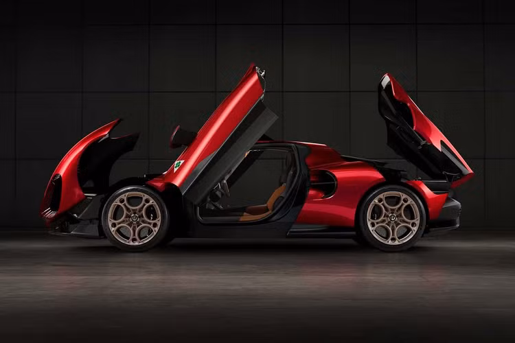 Bên trong cabin, Alfa Romeo 33 Stradale 2024 được cung cấp với hai chủ đề là Tributo – mang phong cách cổ điển và Alfa Corse – thể thao, năng động hơn. Không giống với các siêu xe khác, 33 Stradale của Alfa Romeo không được trang bị bất kỳ phím chức năng nào trên vô lăng mà chỉ có lẫy chuyển số bằng nhôm phía sau vô lăng, nhằm mang đến sự tập trung và cảm giác lái thuần túy nhất cho chủ nhân chiếc xe.