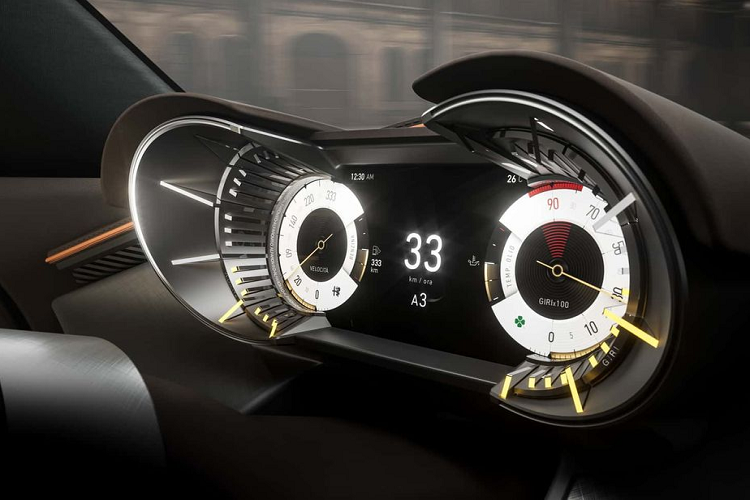 Nội thất của xe sử dụng kết hợp các vật liệu như da, sợi carbon, nhôm và Alcantara, nhưng tổng thể vẫn giữ nguyên phong cách của người tiền nhiệm những năm 1960. Hệ thống ghế ngồi trên xe được bổ sung khả năng điều chỉnh điện 6 hướng và 4 vị trí nâng đỡ hông người lái, bên cạnh tùy chọn hệ thống âm thanh cao cấp 7 loa.