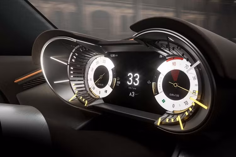 Nội thất của xe sử dụng kết hợp các vật liệu như da, sợi carbon, nhôm và Alcantara, nhưng tổng thể vẫn giữ nguyên phong cách của người tiền nhiệm những năm 1960. Hệ thống ghế ngồi trên xe được bổ sung khả năng điều chỉnh điện 6 hướng và 4 vị trí nâng đỡ hông người lái, bên cạnh tùy chọn hệ thống âm thanh cao cấp 7 loa.