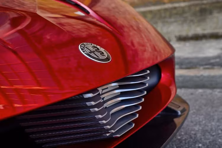 Khi di chuyển ở vận tốc dưới 40 km/h, người lái có thể nâng cầu trước thêm 50 mm để có thể dễ dàng vượt qua các chướng ngại vật. Hiện giá bán chính thức của Alfa Romeo 33 Stradale 2024 vẫn chưa được hãng xe công bố, tuy nhiên theo một số nguồn tin, con số này có thể cao hơn mức 1 triệu USD.