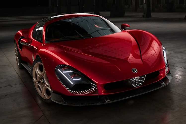 Thiết kế của Alfa Romeo 33 Stradale 2024 mới vẫn được lấy cảm hứng từ mẫu xe nguyên bản được bán vào cuối những năm 1960. Xe vẫn sở hữu những chi tiết mang phong cách cổ điển, đặc trưng của “người tiền nhiệm” như cụm đèn pha cỡ lớn, lưới tản nhiệt dạng khiên có kích thước nhỏ tích hợp trực tiếp vào nắp capo mở ngược “cofango” truyền thống, thân xe hạ thấp và mở rộng ra 2 bên,…