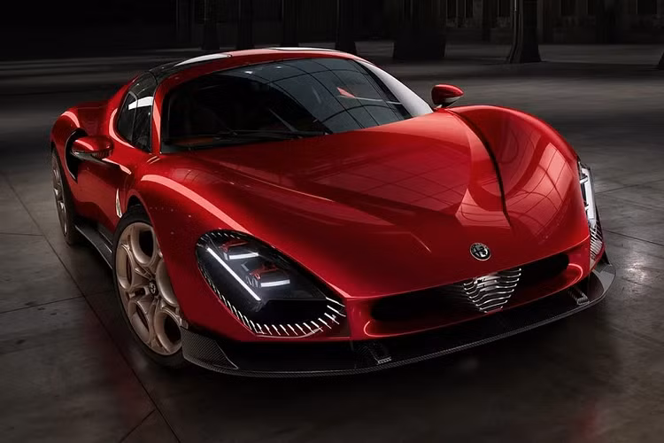 Thiết kế của Alfa Romeo 33 Stradale 2024 mới vẫn được lấy cảm hứng từ mẫu xe nguyên bản được bán vào cuối những năm 1960. Xe vẫn sở hữu những chi tiết mang phong cách cổ điển, đặc trưng của “người tiền nhiệm” như cụm đèn pha cỡ lớn, lưới tản nhiệt dạng khiên có kích thước nhỏ tích hợp trực tiếp vào nắp capo mở ngược “cofango” truyền thống, thân xe hạ thấp và mở rộng ra 2 bên,…