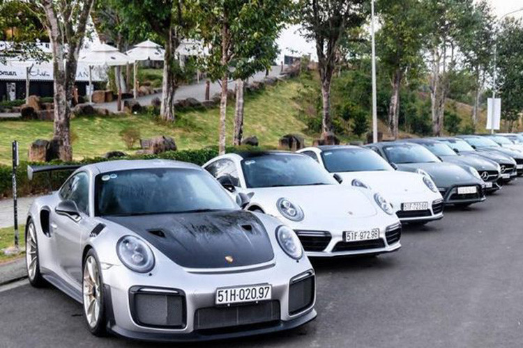 Trong cuộc phỏng vấn với truyền thông gần đây, ông Đặng Lê Nguyên Vũ đã có những chia sẻ thú vị về tầm nhìn của mình trong triết lý kinh doanh, văn hóa cà phê, tinh thần khởi nghiệp và những kế hoạch mới của Trung Nguyên. Cũng trong buổi trò chuyện nhỏ này, ông Vũ đã dành một khoảng thời gian để nói về thú chơi siêu xe của mình.