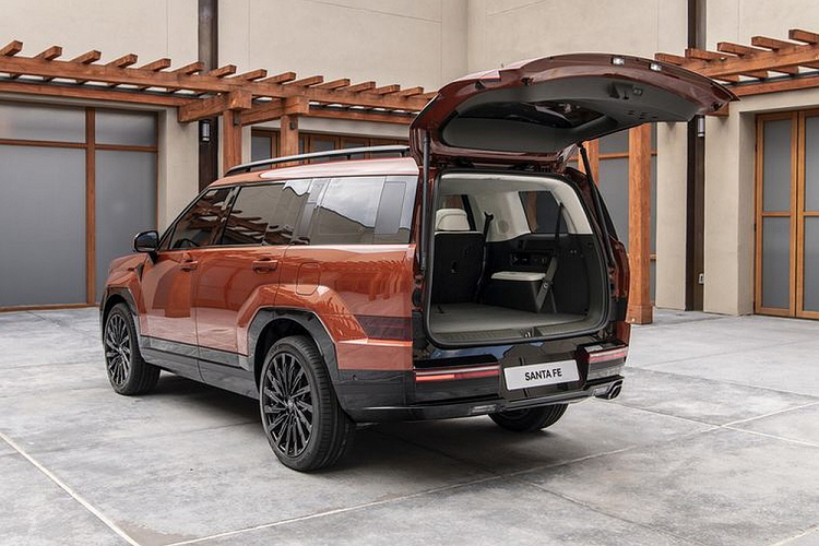 Trong sự kiện ra mắt mẫu xe này, đại diện hãng xe Hàn đã hé lộ mục đích phía sau thiết kế của Hyundai SantaFe 2024. Ông Simon Rosby, người chịu trách nhiệm tạo hình cho xe Hyundai, lên tiếng: "Cách đây 4 năm, khi bắt đầu phát triển SantaFe mới, dữ liệu lớn đã cho chúng tôi thấy rằng phong cách ngoài trời sẽ dần trở nên phổ biến. Nếu thế hệ thứ nhất của xe tập trung vào không gian đô thị thì SantaFe mới lại trái ngược vì muốn mở rộng sang các hoạt động ngoài trời".