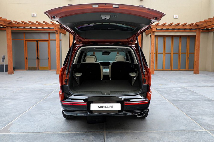 Mục tiêu khi thiết kế Hyundai SantaFe 2024 chính là tối đa hóa việc sử dụng không gian nội thất. Do đó, mẫu SUV hạng trung này đã được cải thiện không gian khoang hành lý và sự thực dụng ở cả 3 hàng ghế thông qua phong cách vuông vức, đúng chất SUV. Thể tích khoang hành lý của mẫu xe này đạt 725 lít, tăng 91 lít so với trước, và được khẳng định là rộng nhất phân khúc.