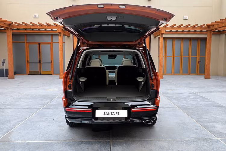 Mục tiêu khi thiết kế Hyundai SantaFe 2024 chính là tối đa hóa việc sử dụng không gian nội thất. Do đó, mẫu SUV hạng trung này đã được cải thiện không gian khoang hành lý và sự thực dụng ở cả 3 hàng ghế thông qua phong cách vuông vức, đúng chất SUV. Thể tích khoang hành lý của mẫu xe này đạt 725 lít, tăng 91 lít so với trước, và được khẳng định là rộng nhất phân khúc.