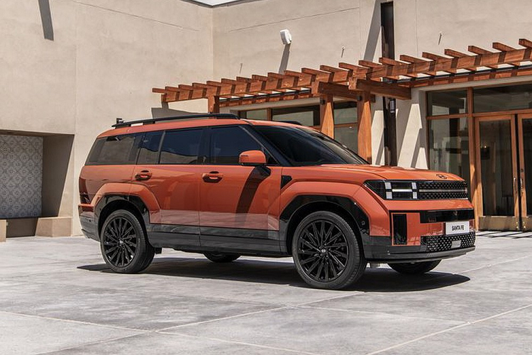 Vào hôm 10/8/2023 vừa qua, hãng Hyundai đã chính thức tung ra thế hệ mới của dòng SUV hạng trung SantaFe ở thị trường Hàn Quốc. So với thế hệ cũ, Hyundai SantaFe 2024 mới đã được lột xác hoàn toàn về mặt thiết kế. Đây cũng là đề tài gây nhiều tranh cãi trên mạng xã hội trong những ngày qua.