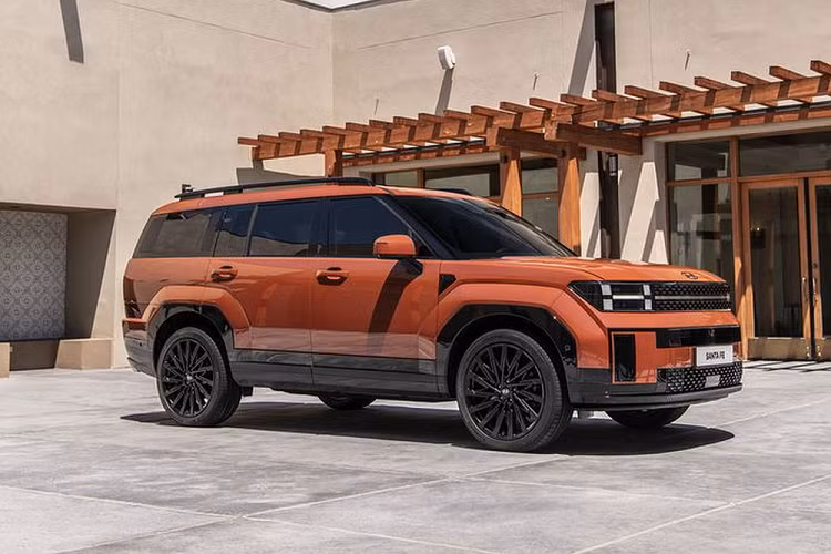 Vào hôm 10/8/2023 vừa qua, hãng Hyundai đã chính thức tung ra thế hệ mới của dòng SUV hạng trung SantaFe ở thị trường Hàn Quốc. So với thế hệ cũ, Hyundai SantaFe 2024 mới đã được lột xác hoàn toàn về mặt thiết kế. Đây cũng là đề tài gây nhiều tranh cãi trên mạng xã hội trong những ngày qua.