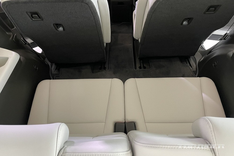 Bên cạnh đó, với chiều cao của xe tăng lên, khoảng không gian trên đầu hành khách ở hàng ghế thứ 3 đương nhiên cũng được mở rộng. Chiều cao nội thất ở hàng ghế thứ 3 là 958 mm trong khi chiều dài của đệm ghế là 282 mm, tăng lần lượt 69 mm và 30 mm so với thế hệ cũ. Hãng Hyundai cho biết ngay cả hành khách trưởng thành, cao 1,8 m, cũng có thể ngồi ở hàng ghế cuối của SantaFe mới.