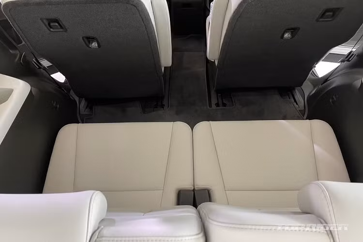 Bên cạnh đó, với chiều cao của xe tăng lên, khoảng không gian trên đầu hành khách ở hàng ghế thứ 3 đương nhiên cũng được mở rộng. Chiều cao nội thất ở hàng ghế thứ 3 là 958 mm trong khi chiều dài của đệm ghế là 282 mm, tăng lần lượt 69 mm và 30 mm so với thế hệ cũ. Hãng Hyundai cho biết ngay cả hành khách trưởng thành, cao 1,8 m, cũng có thể ngồi ở hàng ghế cuối của SantaFe mới.