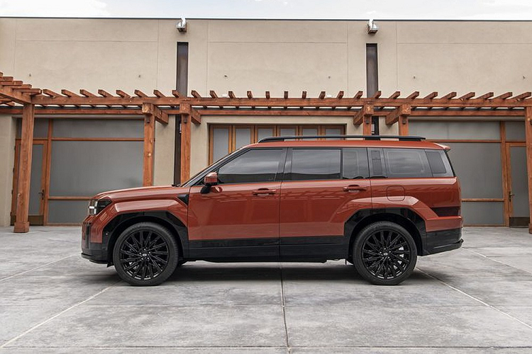 Bên cạnh đó là hệ truyền động hybrid với máy xăng tăng áp, dung tích 1.6L, cho công suất tổng cộng 235 mã lực. Ở thị trường châu Âu, mẫu SUV hạng trung này dùng hệ truyền động hybrid như trên hoặc plug-in hybrid (PHEV). Hyundai SantaFe PHEV 2024 được trang bị động cơ xăng tăng áp 1.6L với công suất tối đa 158 mã lực tương tự phiên bản hybrid thông thường. 