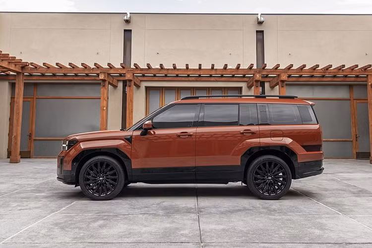 Bên cạnh đó là hệ truyền động hybrid với máy xăng tăng áp, dung tích 1.6L, cho công suất tổng cộng 235 mã lực. Ở thị trường châu Âu, mẫu SUV hạng trung này dùng hệ truyền động hybrid như trên hoặc plug-in hybrid (PHEV). Hyundai SantaFe PHEV 2024 được trang bị động cơ xăng tăng áp 1.6L với công suất tối đa 158 mã lực tương tự phiên bản hybrid thông thường. 