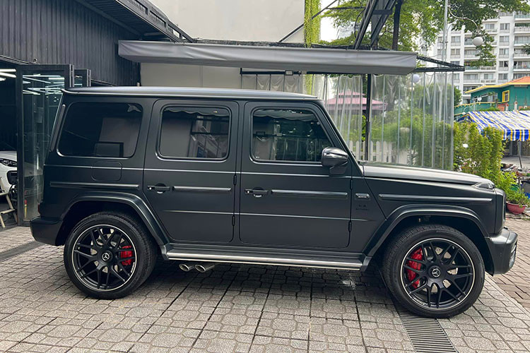 Trong số hàng trăm chiếc xe Mercedes-AMG G63 đang lăn bánh tại Việt Nam, dưới nắp capô của xe sẽ có 1 đặc trưng của dòng xe AMG đó chính là được khắc tên kỹ sư lắp ráp trái tim V8, tăng áp kép, dung tích 4.0 lít, theo đúng chuẩn mỗi người 1 động cơ của hãng này.