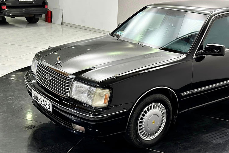 Ở mặt tiền, chiếc xe Toyota Crown Royal 1997 đang được rao bán có lưới tản nhiệt được tạo hình từ 7 thanh ngang, mạ crôm, ngoài ra là khung viền ngoài cũng mạ crôm sáng bóng. Bên sườn xe, Toyota Crown Royal 1997 trông thanh lịch hơn với thiết kế vuông vức.