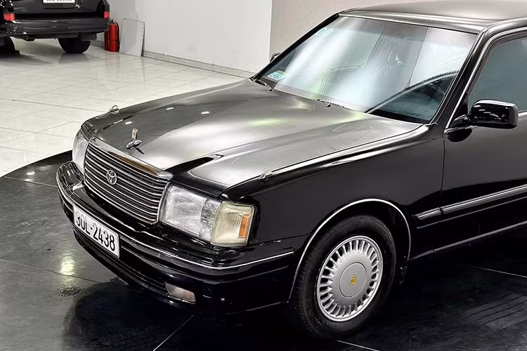 Ở mặt tiền, chiếc xe Toyota Crown Royal 1997 đang được rao bán có lưới tản nhiệt được tạo hình từ 7 thanh ngang, mạ crôm, ngoài ra là khung viền ngoài cũng mạ crôm sáng bóng. Bên sườn xe, Toyota Crown Royal 1997 trông thanh lịch hơn với thiết kế vuông vức.