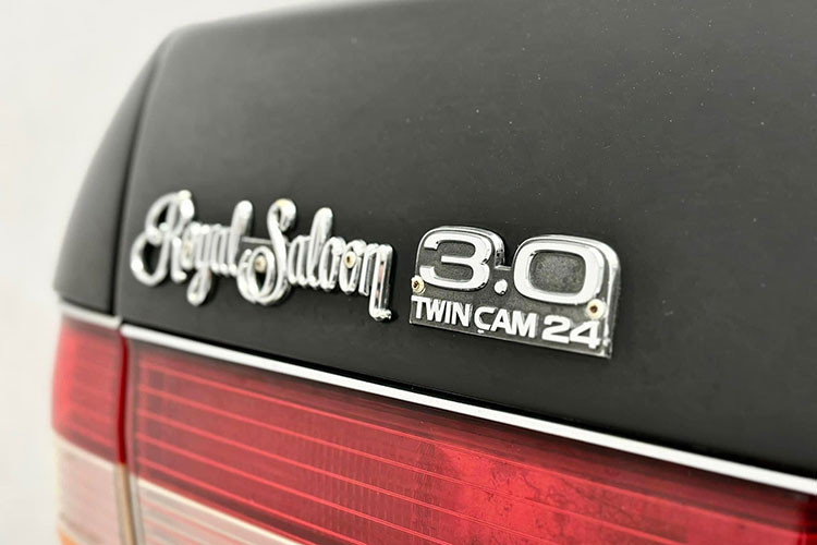 Xe có điểm nhấn là bộ mâm đa chấu kép sơn bạc sáng bóng, sau này, nhiều hãng xe siêu sang đã đưa bộ la-zăng với kiểu mâm này lên các phiên bản của mình. Đằng sau Toyota Crown Royal đang rao bán có cụm đèn hậu 3 tầng với các ký hiệu màu khác nhau là đỏ, đèn phanh, trắng đèn lùi và cam đèn xi-nhan.