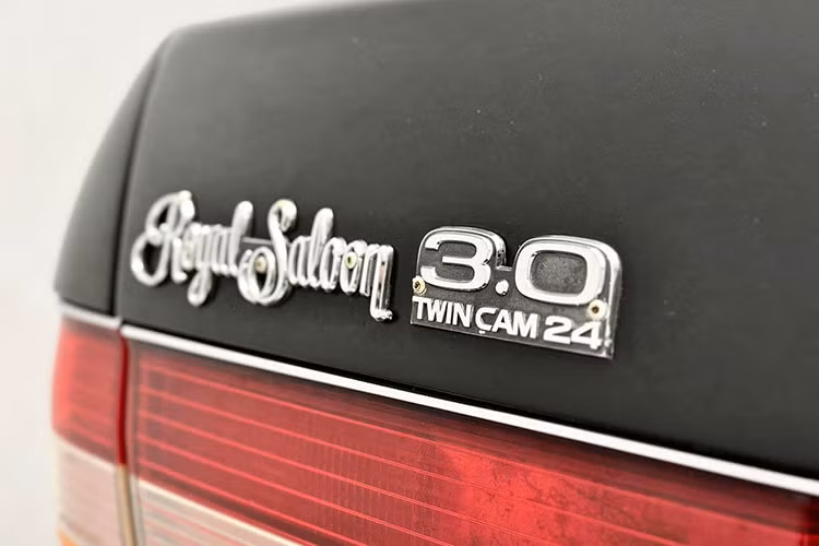 Xe có điểm nhấn là bộ mâm đa chấu kép sơn bạc sáng bóng, sau này, nhiều hãng xe siêu sang đã đưa bộ la-zăng với kiểu mâm này lên các phiên bản của mình. Đằng sau Toyota Crown Royal đang rao bán có cụm đèn hậu 3 tầng với các ký hiệu màu khác nhau là đỏ, đèn phanh, trắng đèn lùi và cam đèn xi-nhan.