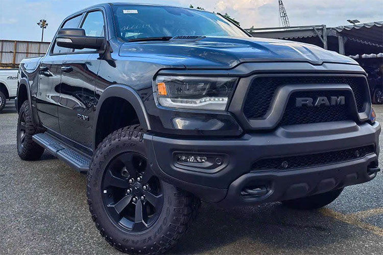 Động cơ của RAM 1500 Rebel giống bản Laramie. Tại Việt Nam, Ram 1500 dùng loại động cơ V8 dung tích 5.7L, cho công suất 395 mã lực và mô-men xoắn 556 Nm, kết hợp số tự động 8 cấp và dẫn động 2 cầu. Bản Rebel sẽ có khả năng kéo lớn hơn dù dùng chung động cơ với bản Laramie.