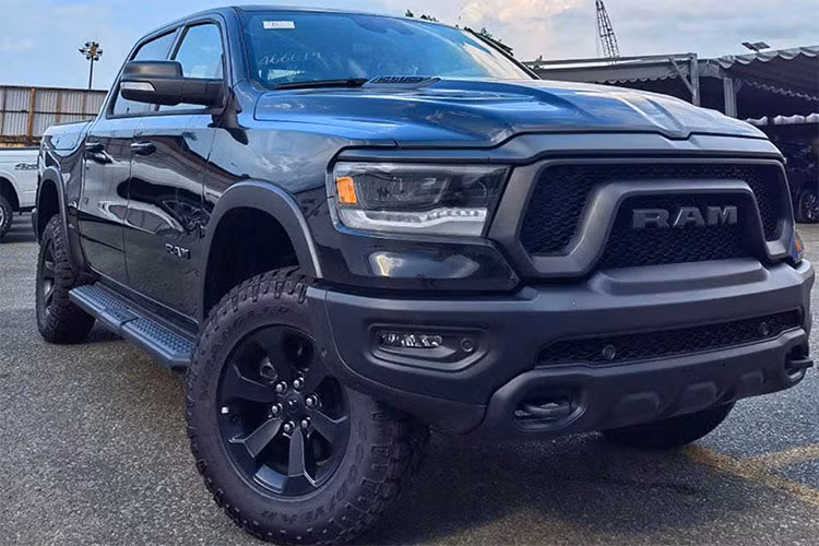 Động cơ của RAM 1500 Rebel giống bản Laramie. Tại Việt Nam, Ram 1500 dùng loại động cơ V8 dung tích 5.7L, cho công suất 395 mã lực và mô-men xoắn 556 Nm, kết hợp số tự động 8 cấp và dẫn động 2 cầu. Bản Rebel sẽ có khả năng kéo lớn hơn dù dùng chung động cơ với bản Laramie.