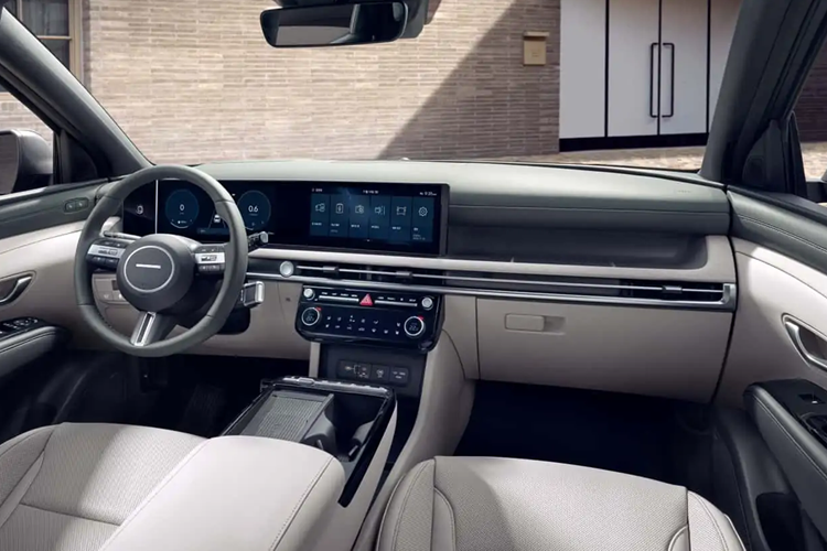 Tại vô lăng của xe, logo Hyundai cũng được thay thế bằng bốn chấm, đây chính là chữ “H” trong bộ mã Morse. Các nút điều khiển hệ thống điều hoà cũng được làm lại, lược bỏ một số nút nhưng bổ sung cặp núm xoay tăng/giảm nhiệt độ và núm chỉnh âm lượng hệ thống giải trí.