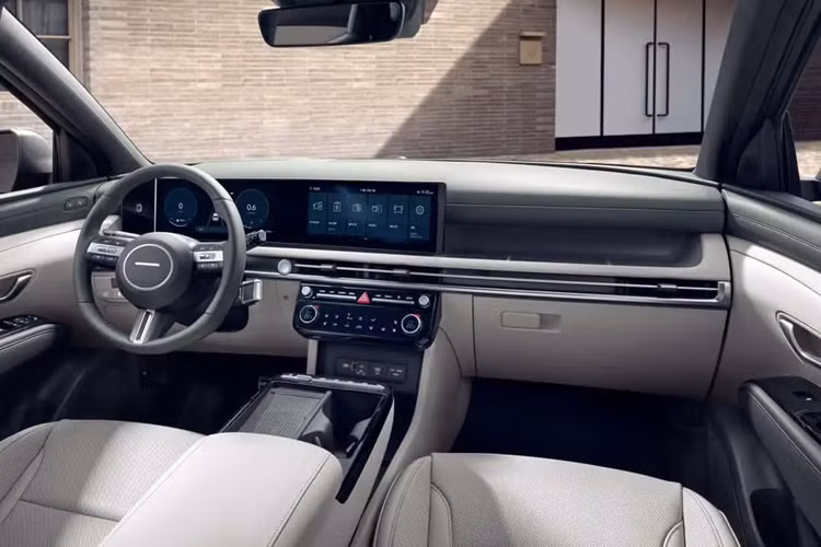 Tại vô lăng của xe, logo Hyundai cũng được thay thế bằng bốn chấm, đây chính là chữ “H” trong bộ mã Morse. Các nút điều khiển hệ thống điều hoà cũng được làm lại, lược bỏ một số nút nhưng bổ sung cặp núm xoay tăng/giảm nhiệt độ và núm chỉnh âm lượng hệ thống giải trí.