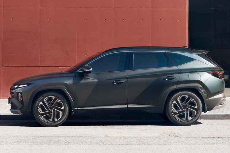 Phong cách thiết kế màn hình đôi kéo dài từ vô lăng đến màn hình giải trí giống với phong cách nội thất Ioniq 5. Màn hình mới của Tucson 2025 gộp từ hai màn hình có kích thước 12,3 inch.