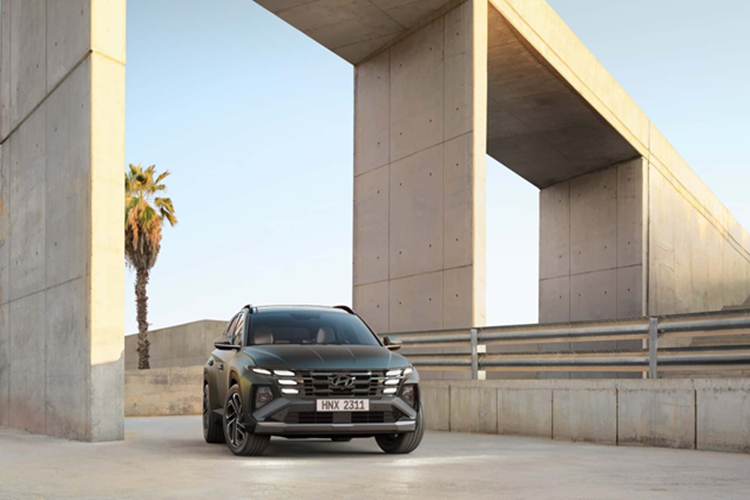 Ngoài ra, còn phải kể đến điểm nhấn của khu vực gần bệ tỳ tay là bộ sạc không dây kích thước lớn, hai hốc đựng nước và hàng nút bấm.