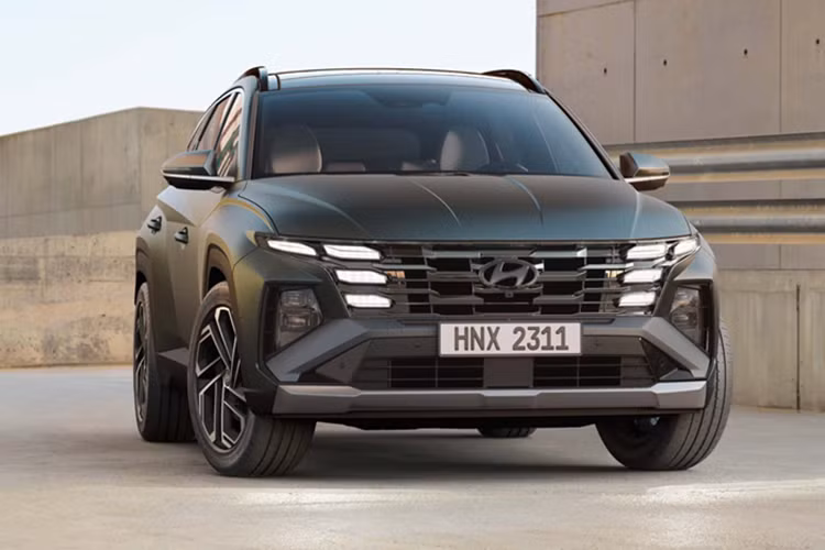 Theo những hình ảnh mới nhất của Hyundai Tucson 2025 này, có thể đây là phiên bản cao cấp nhất bởi có nhiều đường may đặc biệt thêu trên tap-pi và táp lô của xe, ghế da được đục lỗ…