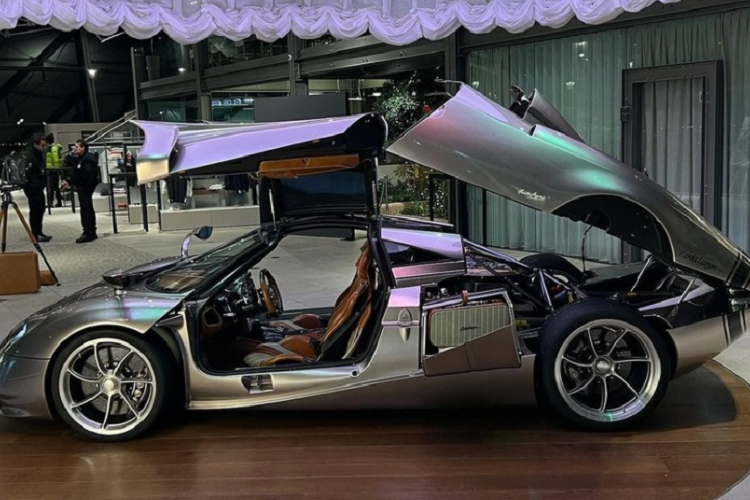 Siêu phẩm này chỉ nặng 1.280 kg và có hiệu quả khí động học cực cao. Xe được trang bị tới 4 vây đảo gió chủ động, đem đến cho Pagani Huayra Codalunga khả năng bám đường tốt ngay cả khi chạy ở tốc độ cao.