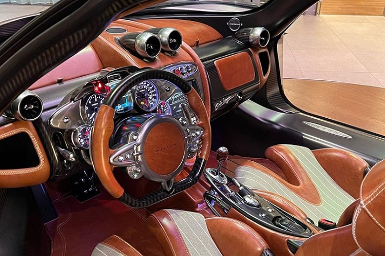 Về nội thất, khách hàng khi mua chiếc hypercar đặc biệt này sẽ có thể tùy biến chiếc xe theo đúng ý mình, tương tự như những chiếc Pagani khác. Khoang lái vẫn có thiết kế tổng thể tương đồng với các mẫu Huayra khác mặc dù vẫn có một số các chi tiết được cập nhật mới.