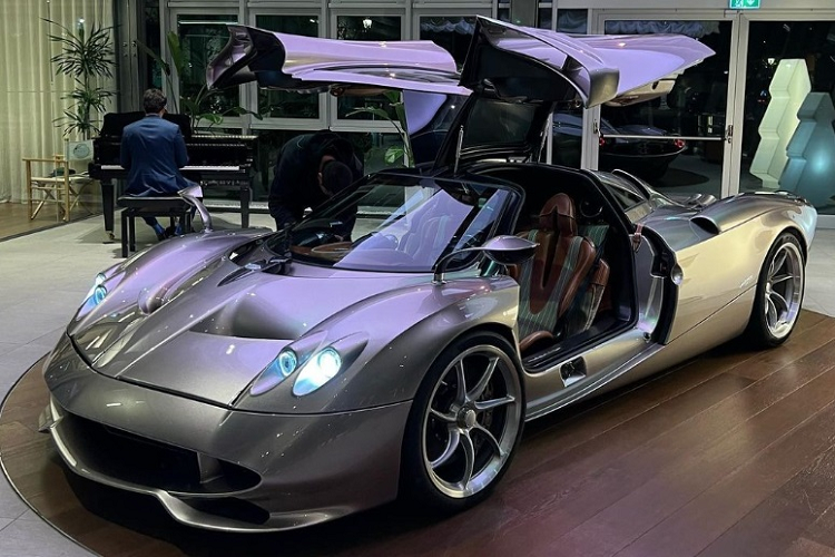 Ra mắt tại Goodwood Festival of Speed 2022 từ tháng 6, Pagani Huayra Codalunga hàng thửa là biến thể đặc biệt của dòng siêu xe Huayra cùng số lượng sản xuất giới hạn chỉ 5 chiếc toàn cầu. Chiếc xe đầu tiên mang màu sơn xám mờ đã được bàn giao từ cuối năm ngoái.
