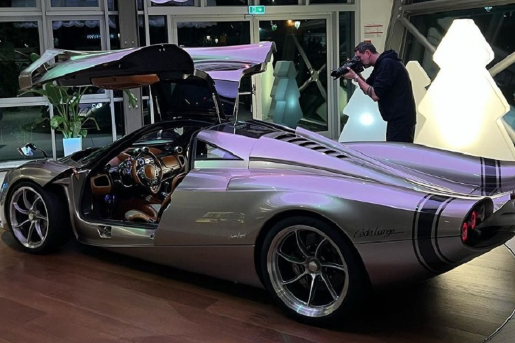 Chiếc thứ 2 mới đây đã được bàn giao cho Oleg Egorov, chủ sở hữu hãng độ TopCar Design nổi tiếng. Chiếc Pagani Huayra Codalunga thứ 2 mang màu sơn đồng Ayamara Bronze và họa tiết viền đen cổ điển tại phần đuôi xe.