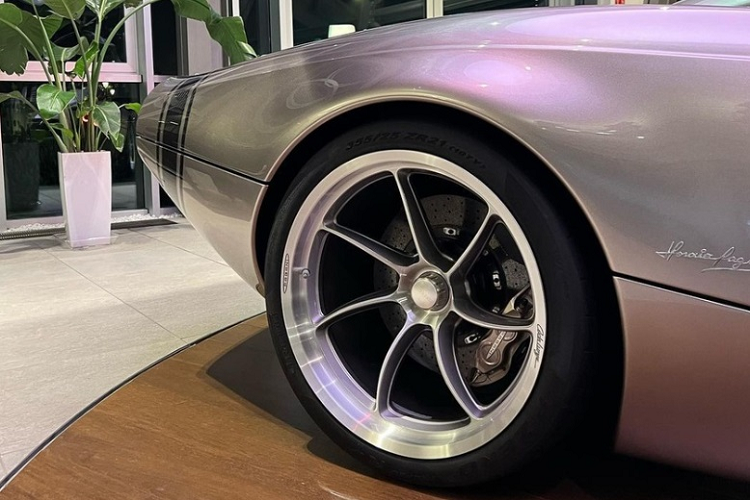 Cơ cấu mở nắp capo, thân sau và cửa cánh chim gullwing vẫn là những thiết kế đặc trưng của dòng Huayra. Hệ thống đèn pha và đèn hậu của xe được biến tấu với phong cách bo tròn nhẹ nhàng, trái ngược với nhiều phiên bản giới hạn trước đó của Pagani giúp xe nhìn mềm mại, thanh lịch hơn.