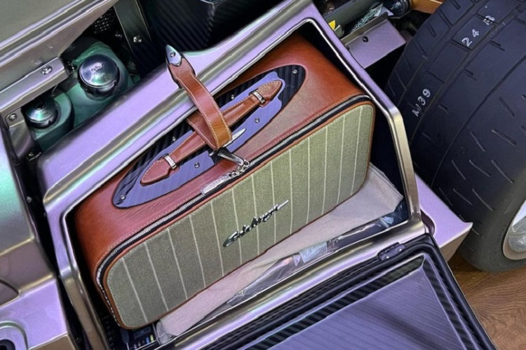 Điểm nhấn không thể bỏ lỡ trên siêu phẩm này chính là bộ mâm 7 chấu bằng hợp kim nhôm Avional được gia công bởi thương hiệu App Tech, có kích thước 20 inch ở cầu trước và 21 inch ở cầu sau.