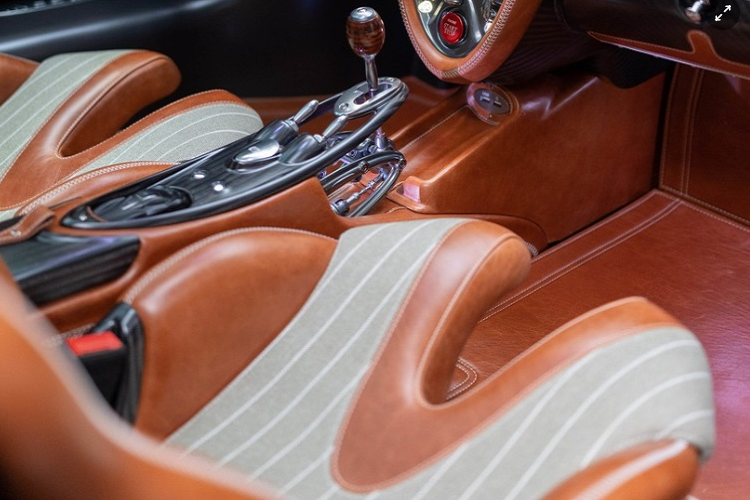 Ngoài các yếu tố sợi carbon, bên trong khoang cabin còn có thêm các bề mặt bọc da lộn kiểu dệt hay một số chi tiết khác được làm từ nhôm nguyên khối nhằm mang đến không gian cổ điển cho chiếc xe.