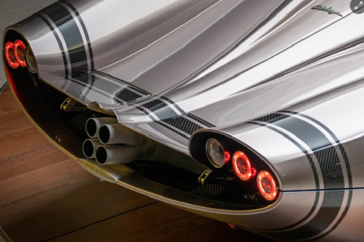 So với Huayra Coupe tiêu chuẩn, Huayra Codalunga có phần đuôi dài hơn 360 mm đi kèm hệ thống ống xả titan mở rộng chỉ nặng 4,4 kg, bộ ống xả này được phủ một lớp gốm giống như những chiếc xe đua của Ferrari từng tham gia cuộc thi 24 Hours of Le Mans.