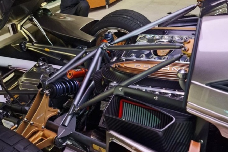 Ghế xe gây ấn tượng với hình huy hiệu số thứ tự "2 di 5" được đặt giữa 2 ghế, đi kèm dòng chữ "Codalunga", hình ảnh phác thảo của chiếc xe cùng chữ ký của nhà sáng lập Horacio Pagani. Bên cạnh đó, chìa khóa xe cũng được mô phỏng theo hình dạng thực tế của từng chiếc Pagani.