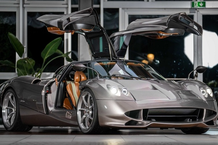 Vì sản xuất giới hạn, dành riêng cho các khách hàng thân thiết của thương hiệu đến từ Italy nên giá xe Pagni Huayra Codalunga khá đắt đỏ, khoảng 7,35 triệu USD (tương đương 170,8 tỷ đồng). Và hiện tại, tất cả 5 chiếc xe đều đã có chủ.