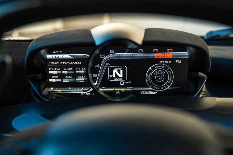 Bảng đồng hồ taplo TFT có kích thước 12.3 inch cùng 2 giao diện riêng biệt. Bộ phận này sẽ hiển thị các thông số vận hành của xe khi sử dụng tại trường đua.