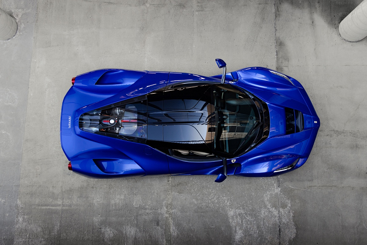 Theo RM Sotheby's, đây là chiếc LaFerrari độc nhất thế giới sở hữu phối màu ngoại thất xanh Blu Elettrico kết hợp cùng màu nội thất Crema.