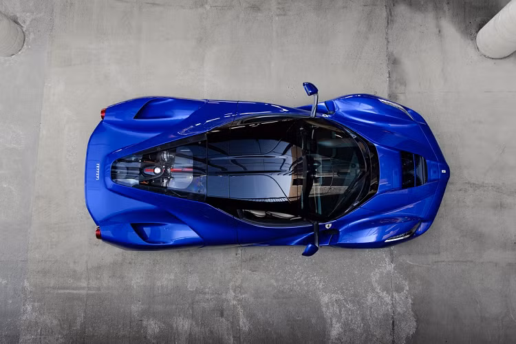 Theo RM Sotheby's, đây là chiếc LaFerrari độc nhất thế giới sở hữu phối màu ngoại thất xanh Blu Elettrico kết hợp cùng màu nội thất Crema.