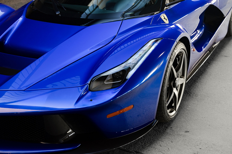 Đây cũng là mẫu Ferrari đầu tiên không do Pininfarina thiết kế kể từ sau chiếc Dino 308 GT4 đời 1973, vốn được nhà thiết kế Bertone chấp bút.