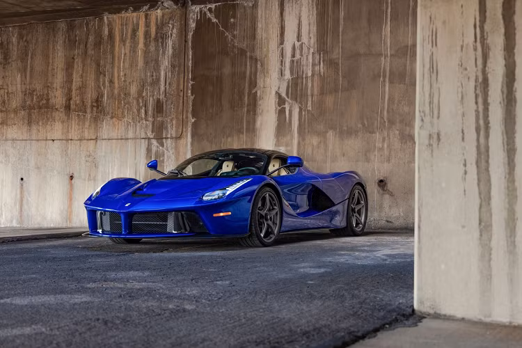 Với odo chỉ dừng ở mức 5.127 km, chiếc LaFerrari độc nhất thế giới này được dự đoán có thể bán với mức giá dao động từ 4 triệu USD đến 4,5 triệu USD.