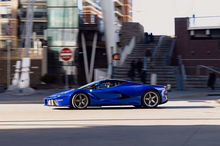 Những trang bị này giúp cho LaFerrari có khả năng tăng tốc 0-100 km/h chỉ trong 2,9 giây, trước khi đạt vận tốc tối đa hơn 350 km/h.