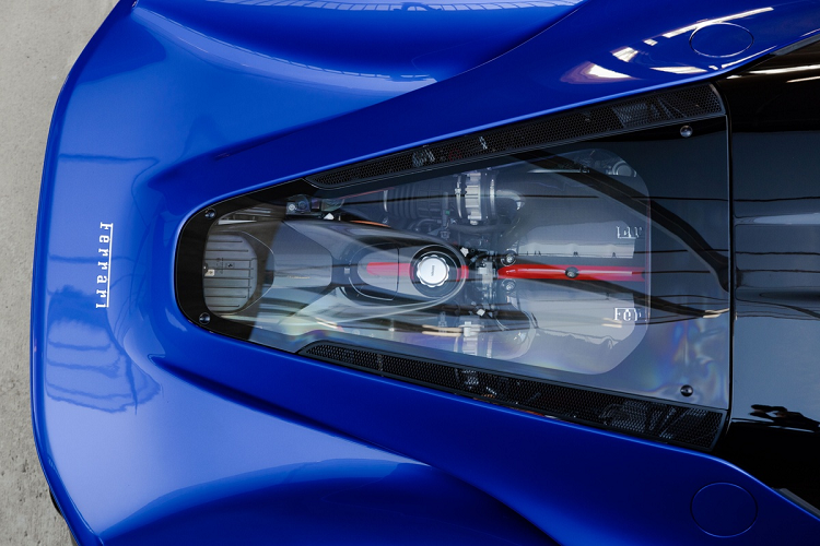 Trái tim của Ferrari LaFerrari là khối động cơ đốt trong V12 dung tích 6.3L mang mã F140, sản sinh công suất tối đa 800 mã lực và mô-men xoắn cực đại 700 Nm.